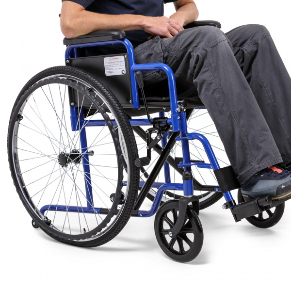 Кресло-коляска для инвалидов Н 035, Доступная по стоимости модель механического типа со складной рамой, задними пневматическими и передними цельнолитыми маневренными колесами